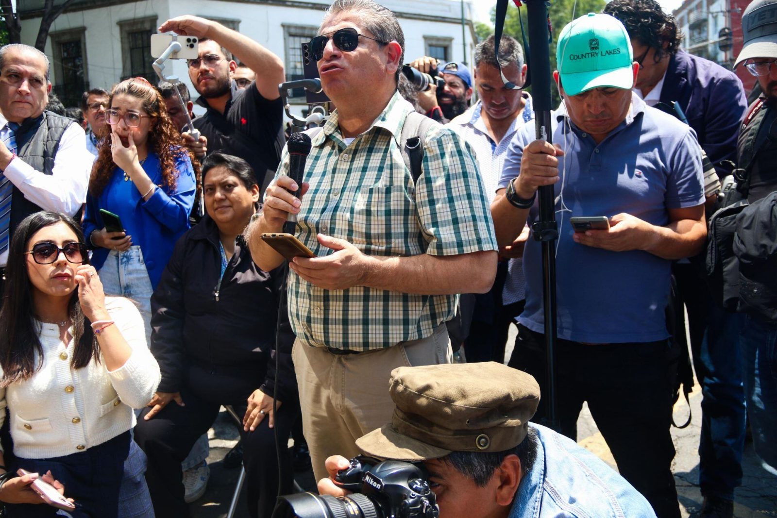 Termina la farsa, viene la censura