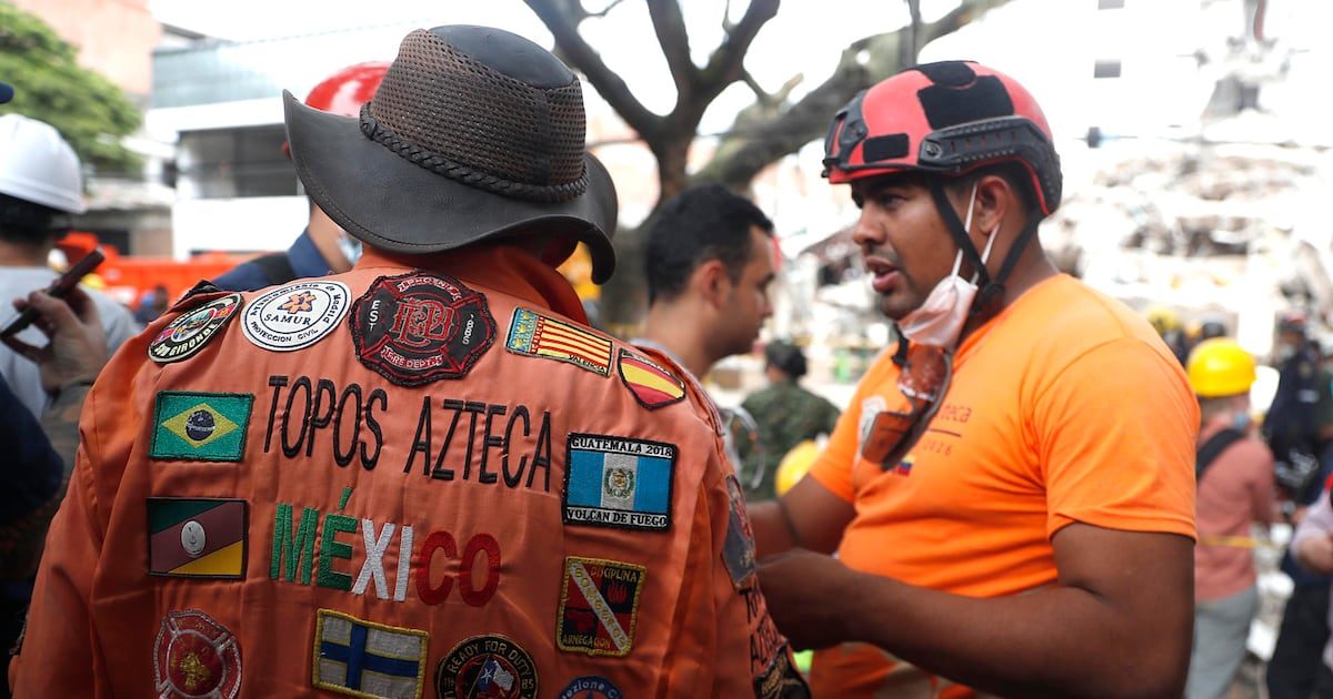 ‘Todas las vidas cuentan’: Así fue el primer rescate de los Topos Azteca tras su llegada a Colombia