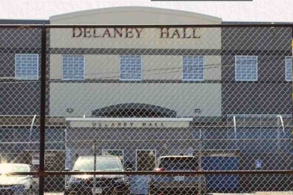 Todo lo que esta mal con Delaney Hall; el centro de detención que acumula tres fallecimientos