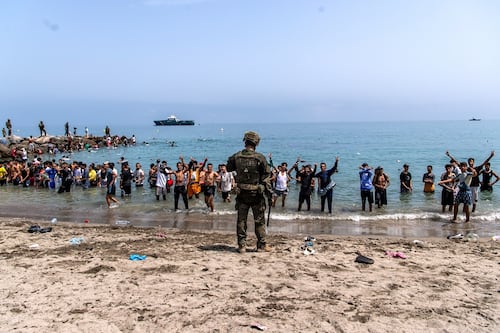 Tras crisis en Ceuta, España amenaza a Italia con "medidas proporcionales" si no retira controles en frontera; Roma "no acepta ultimátums"