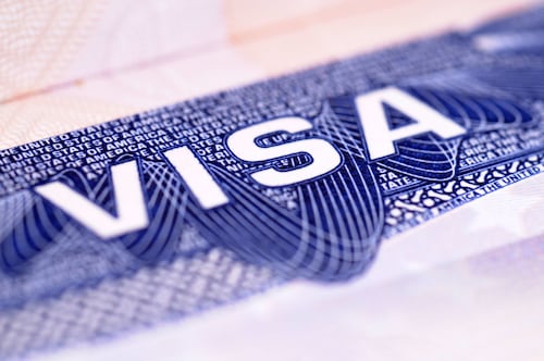 Trump anuncia nueva tarifa de 100 mil dólares para programa de visas H-1B; es para trabajadores altamente calificados