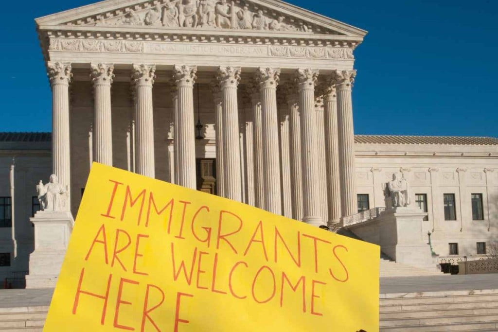 Trump busca que jueces impongan multas de hasta 3 mil 500 dólares a migrantes y abogados