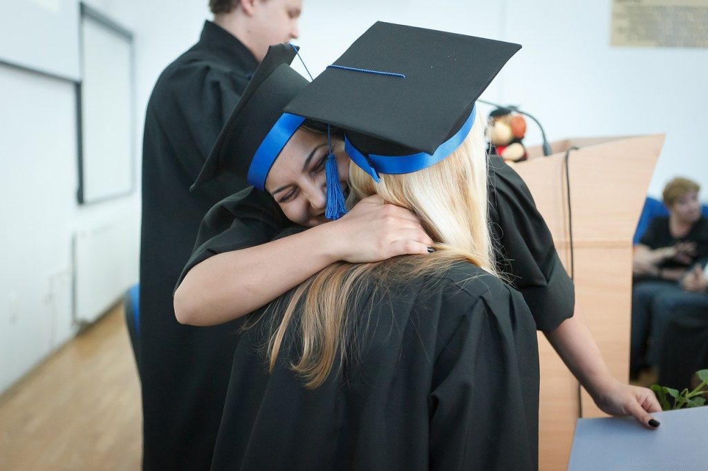 Trump demanda a cuatro estados por apoyar educación universitaria para indocumentados