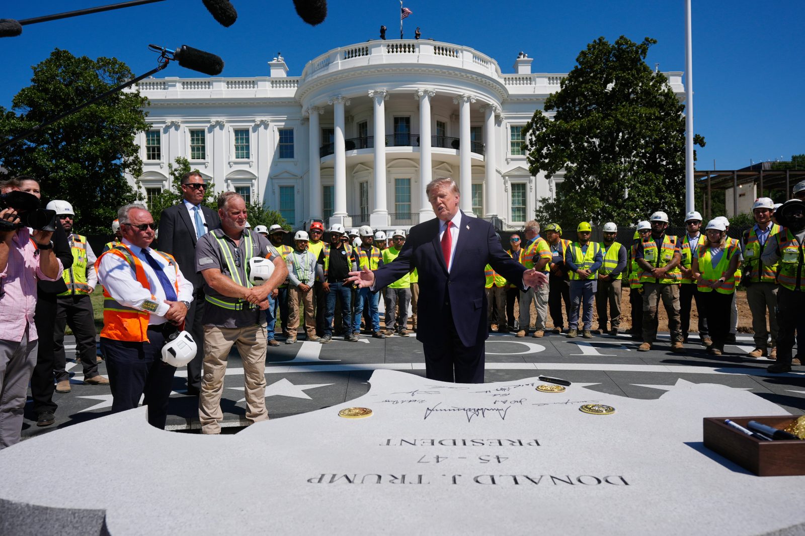 Trump ‘presume’ obras en Casa Blanca y muestra el helipuerto y el salón de baile