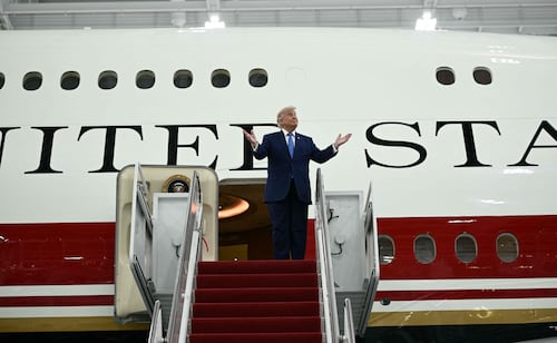Trump viaja con avión señuelo ante amenaza de Irán; medios de EU revelan operativo