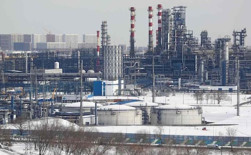 Ucrania ataca importante refinería en Rusia; otra quedará inoperativa medio año tras embate de Kiev, confirma Moscú