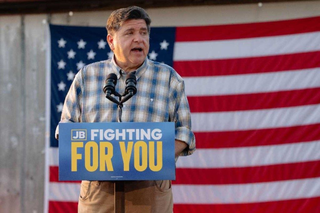 ¡Va por el voto latino! Pritzker lanza canal de WhatsApp en español