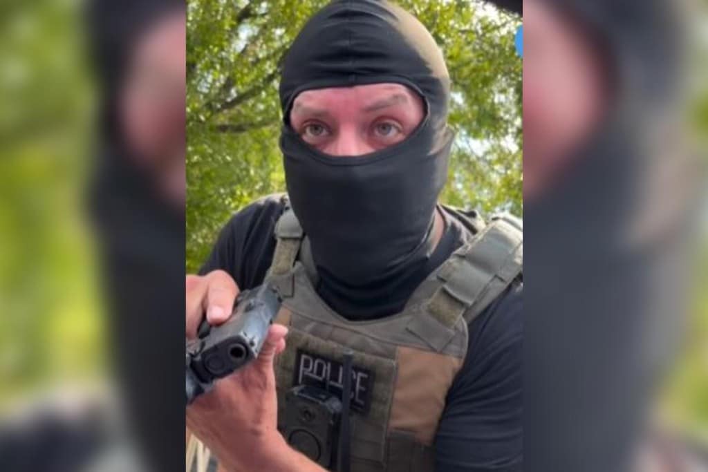 Video | Agente de ICE apunta a ciudadana estadounidense en Virginia