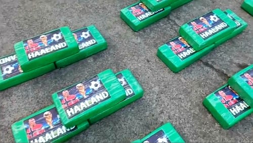 VIDEO: Ecuador decomisa paquetes de droga con la imagen de Haaland y Messi; cargamento llevaba más de 360 kilos de cocaína