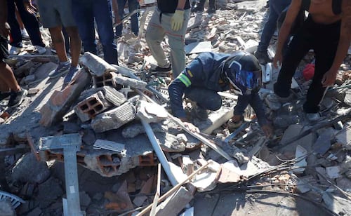 VIDEOS: Pasajeros y trabajadores viven momentos de terror durante terremoto en Colombia; grúas y cabinas se sacuden