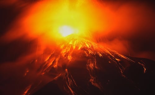 Volcán de fuego reduce actividad eruptiva en Guatemala; el riesgo continúa