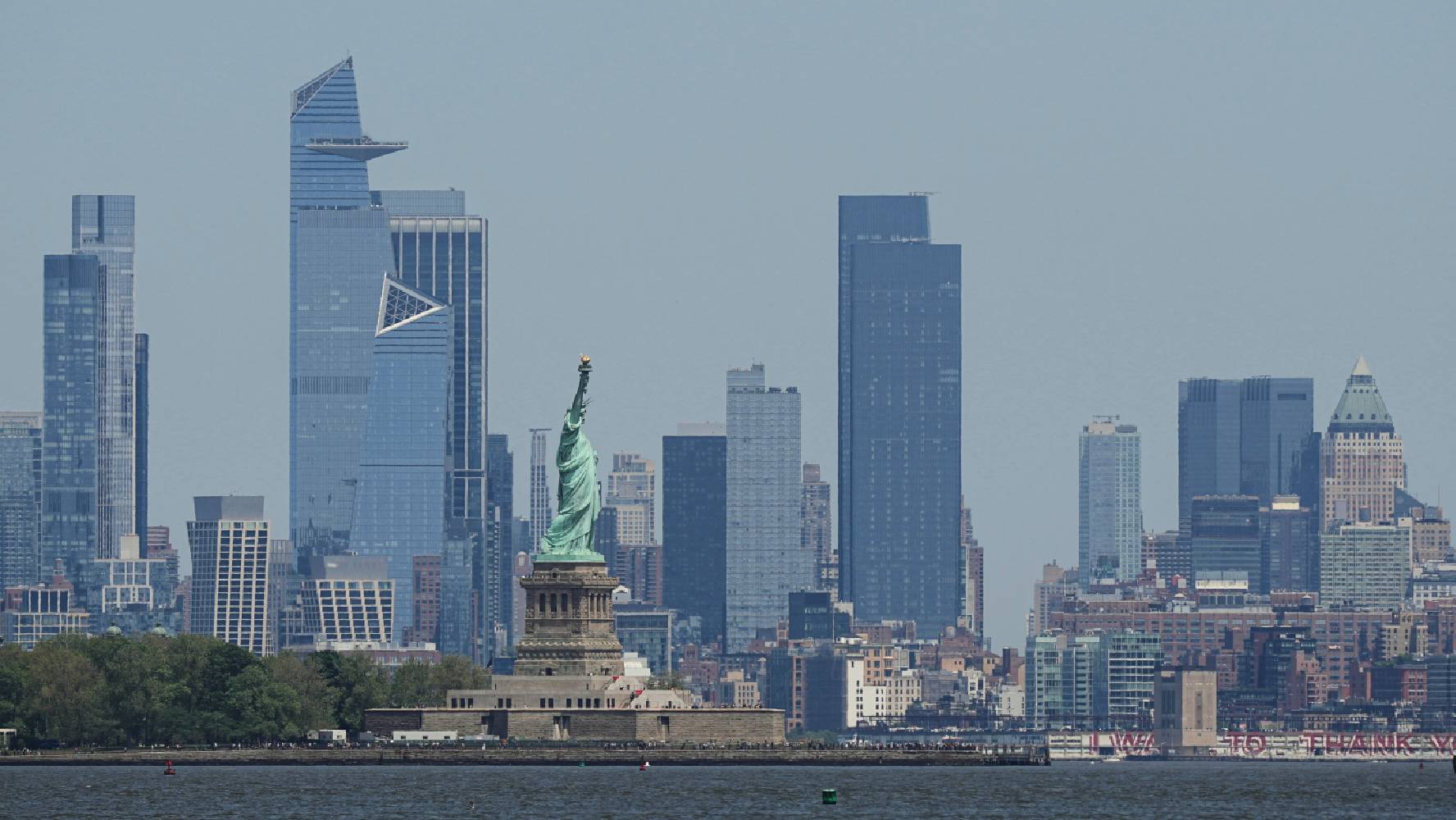 Vuelca bote en Nueva York y mueren madre y bebé; operador enfrenta 13 cargos