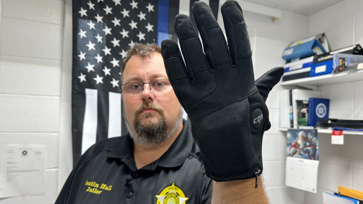 Zar fronterizo defiende uso de guantes eléctricos para agentes del ICE: ‘Evitarán enfrentamientos’