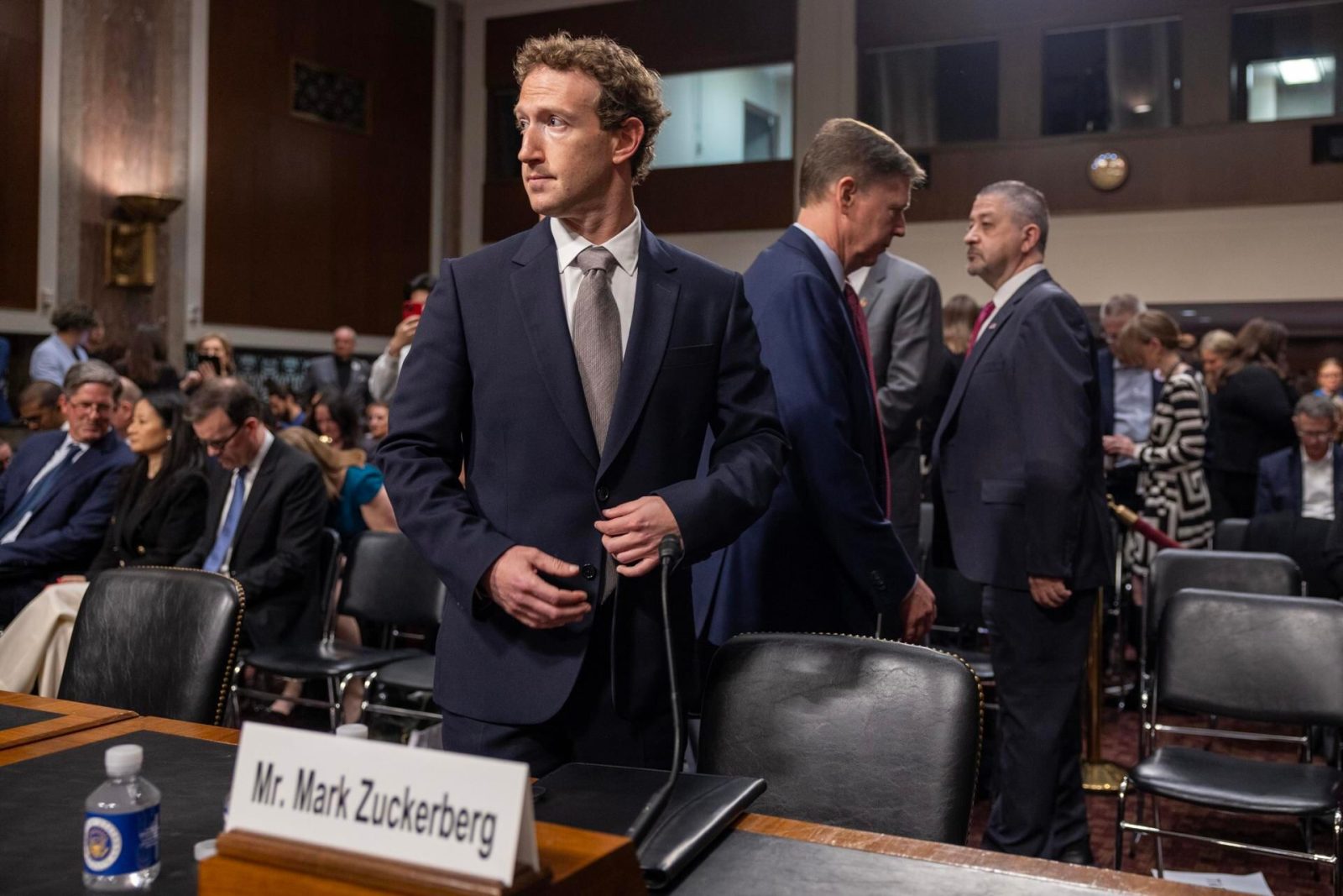 Zuckerberg publica un manifiesto sobre la IA y alerta por concentración de control