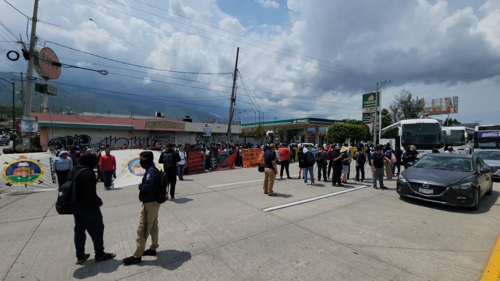 12 años sin los 43 normalistas: Estudiantes de Ayotzinapa bloquean la Autopista del Sol