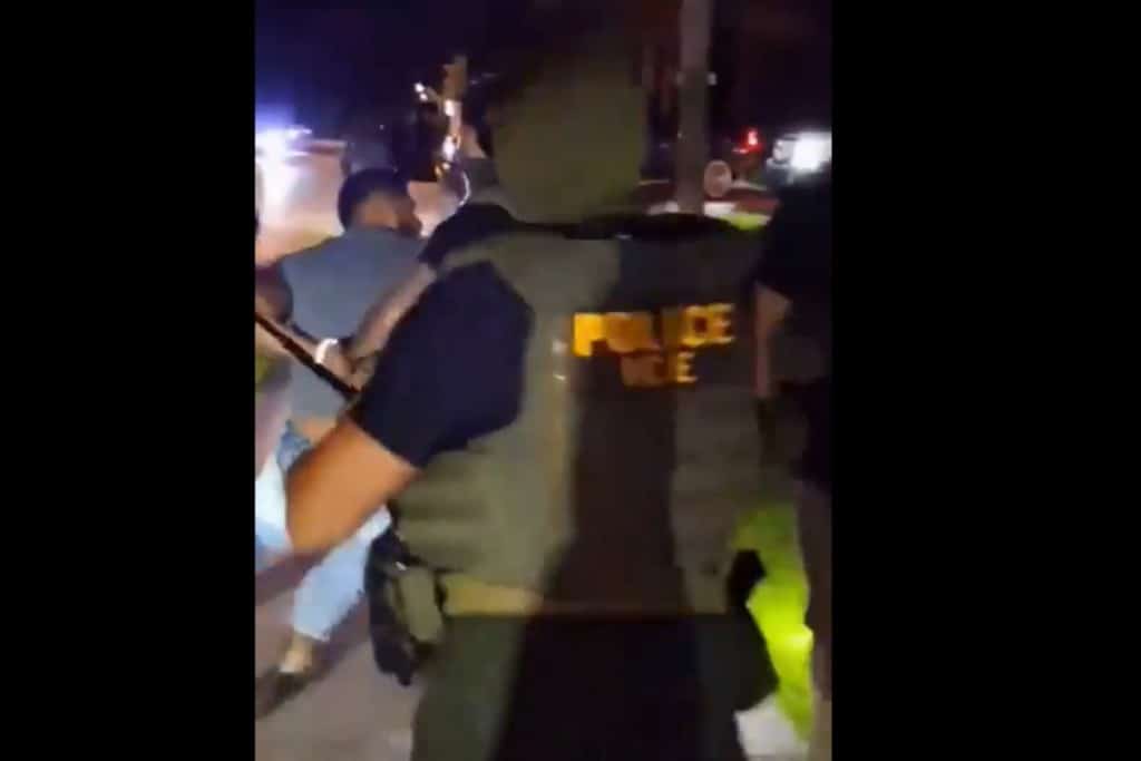 Agentes de ICE apuntan con armas y arrojan gas pimienta a un trabajador en Naples