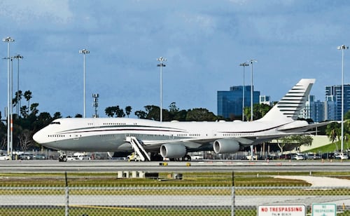 "Air Force One" qatarí de Trump se retrasa por inspección de la rampa de evacuación; el mandatario afirma que avión es seguro