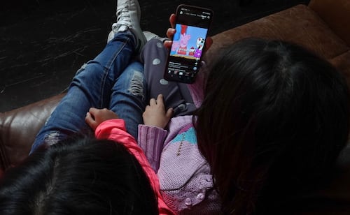 Al año, jóvenes mexicanos pasan 90 días ininterrumpidos frente al teléfono, revela Inegi; niños también se ven afectados