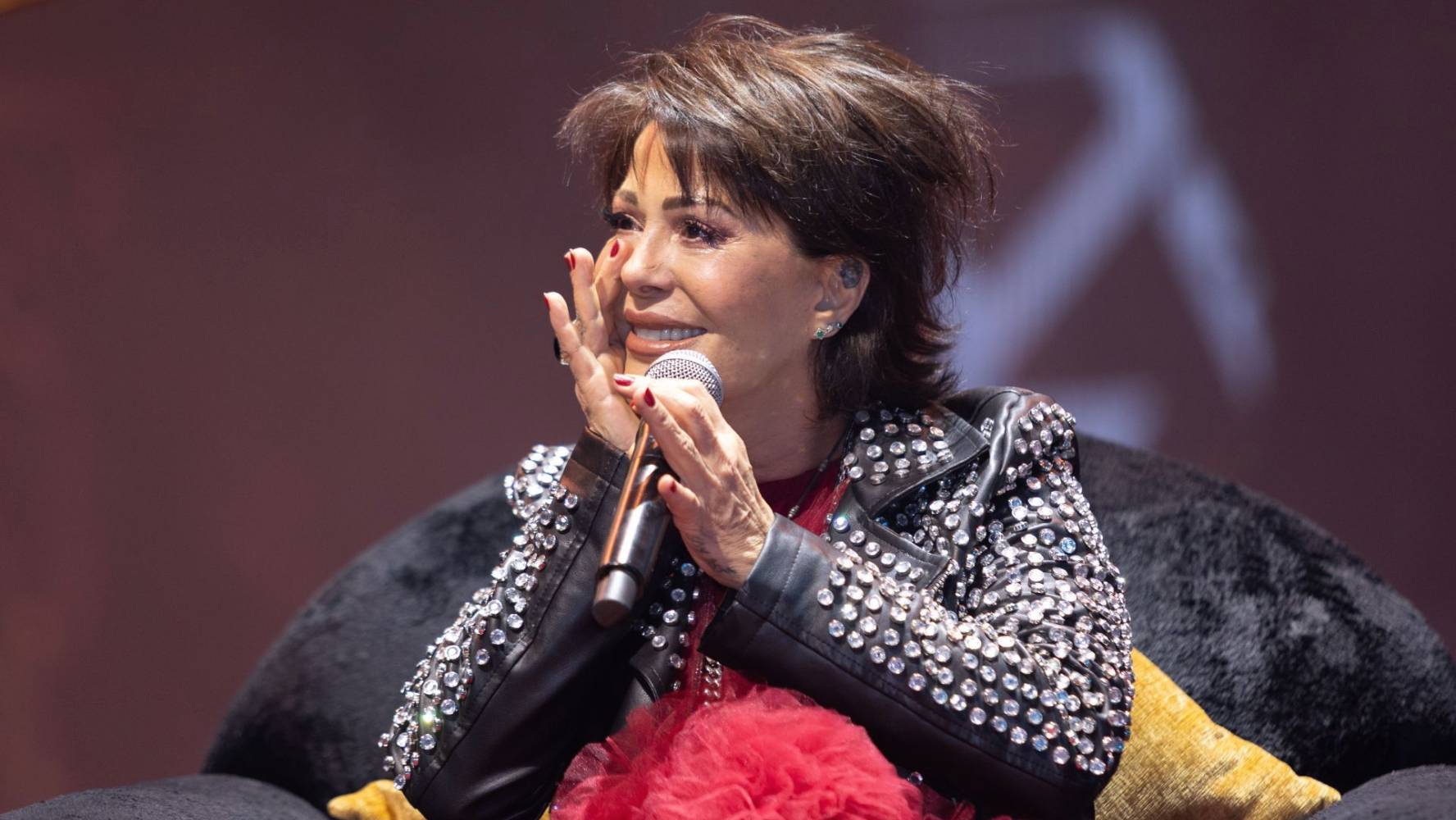 Alejandra Guzmán se disloca la cadera en concierto en vivo: ‘Se me zafó, necesito un doctor, ¿hay una ambulancia?’