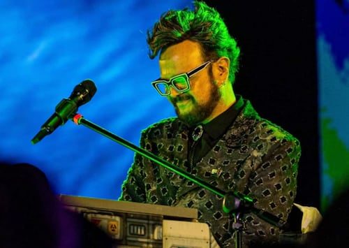 Aleks Syntek aprovecha concierto en la Benito Juárez para hablar de todo y lo critican: "¿fue monólogo o concierto?