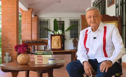 AMLO reaparece con nuevo libro y se lo dedica a Sheinbaum; "la mejor Presidenta del mundo", dice