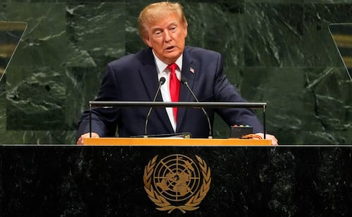 Aprobación de Donald Trump, en su mínimo nivel, revela sondeo