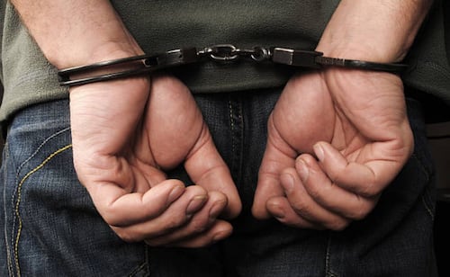 Arrestan a mexicano en Nigeria tras pesquisa en narcolaboratorio; Arturo Carrera Loaiza fue detenido cuando intentaba huir del país