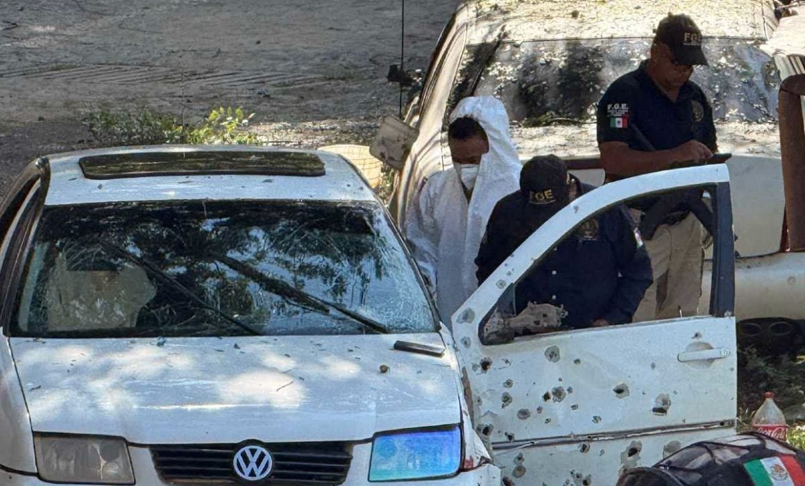 Auto baleado explota en Taxco, Guerrero: Reportan 2 adultos y un niño heridos