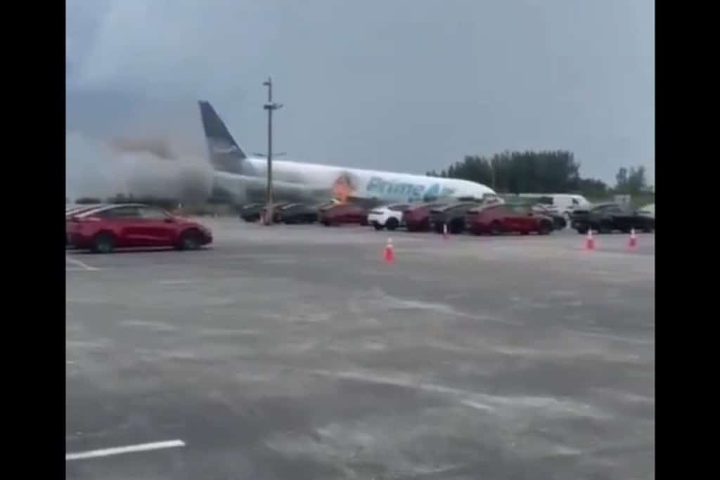 Avión de carga de Amazon se estrella al aterrizar en Miami: reportan 5 muertos