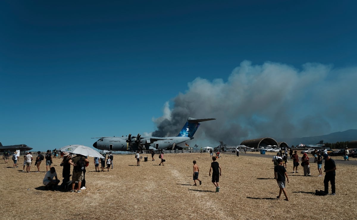 Avión militar se estrella durante exhibición aérea en Grecia; mueren los 2 pilotos que iban a bordo