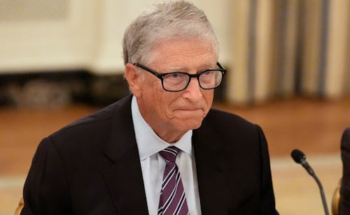 Bill Gates alerta sobre riesgos de la IA; "podría causar mil millones de muertes en manos equivocadas"