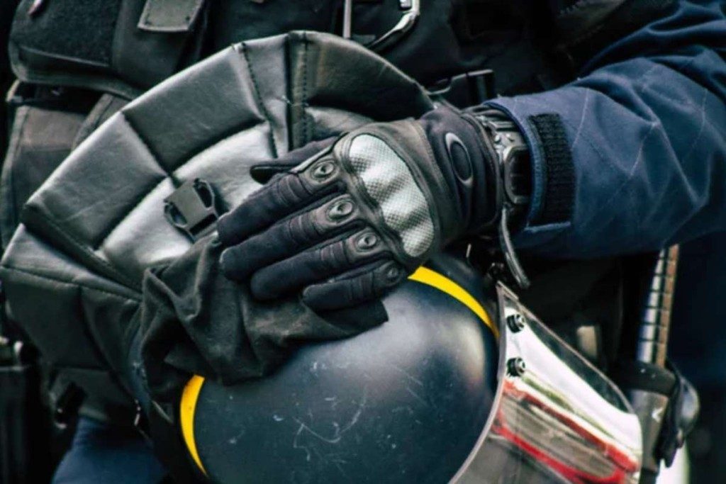 California le pone un alto al ICE: avanza ley contra guantes que dan descargas eléctricas