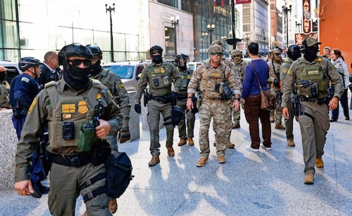 California prohíbe que policías usen guantes que dan descargas eléctricas; busca reforzar supervisión a leyes migratorias de Trump