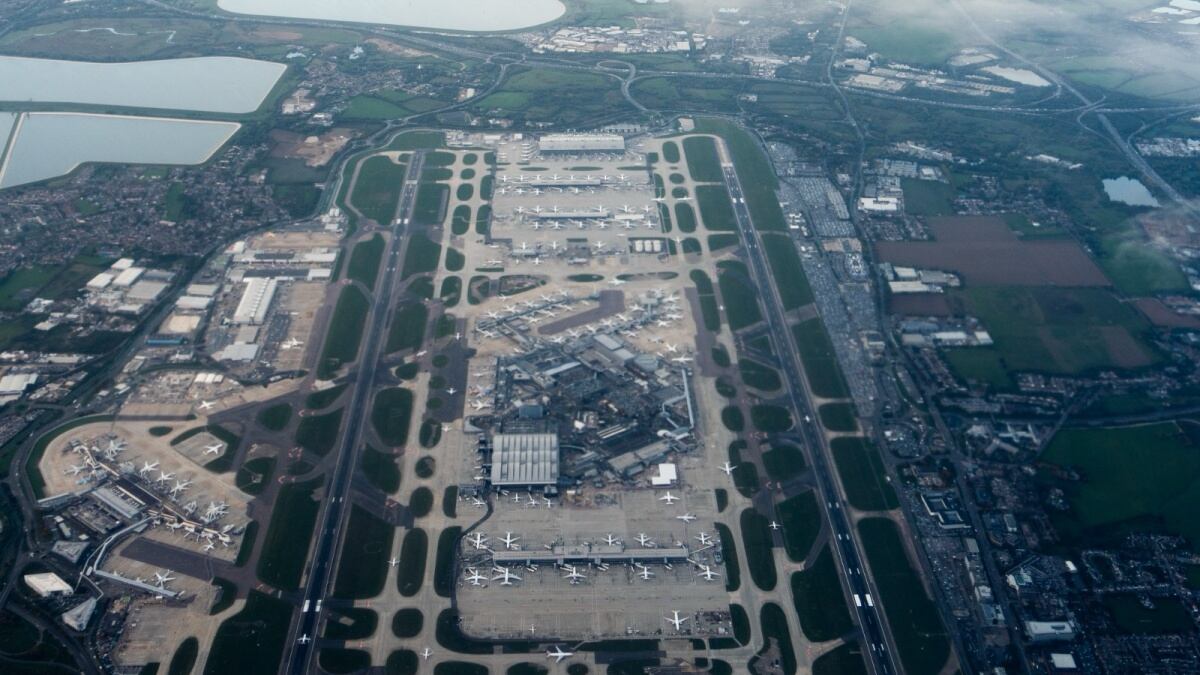 Caos en aeropuertos de Reino Unido: Falla en el control aéreo cancela más de 600 vuelos