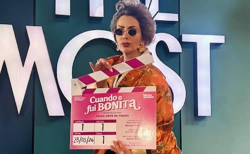 Carmen Becerra deja atrás a las villanas y conecta con su infancia en “Cuando fui bonita”