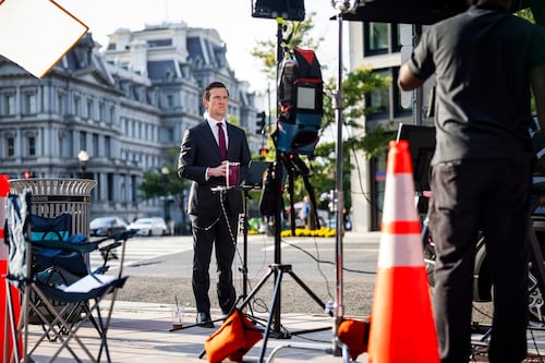 Casa Blanca impide acceso a CNN, MS NOW y Politico pese a orden judicial; medios solicitan audiencia de emergencia