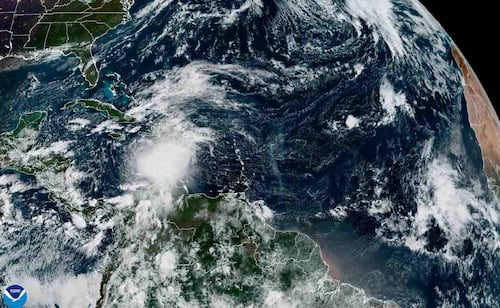 Ciclón tropical llega a costas de EU; Ed Sheeran cancela concierto y Medias Rojas modifican partidos
