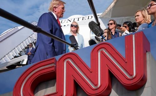 CNN denuncia que la Casa Blanca le prohibió ir en el Air Force One; Trump viajará a Tennessee