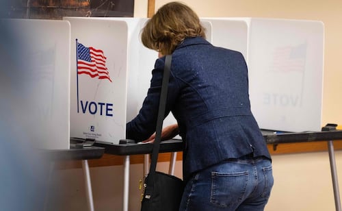 Comienza el voto anticipado en algunos estados en EU; Trump ha intentando limitar el voto por correo