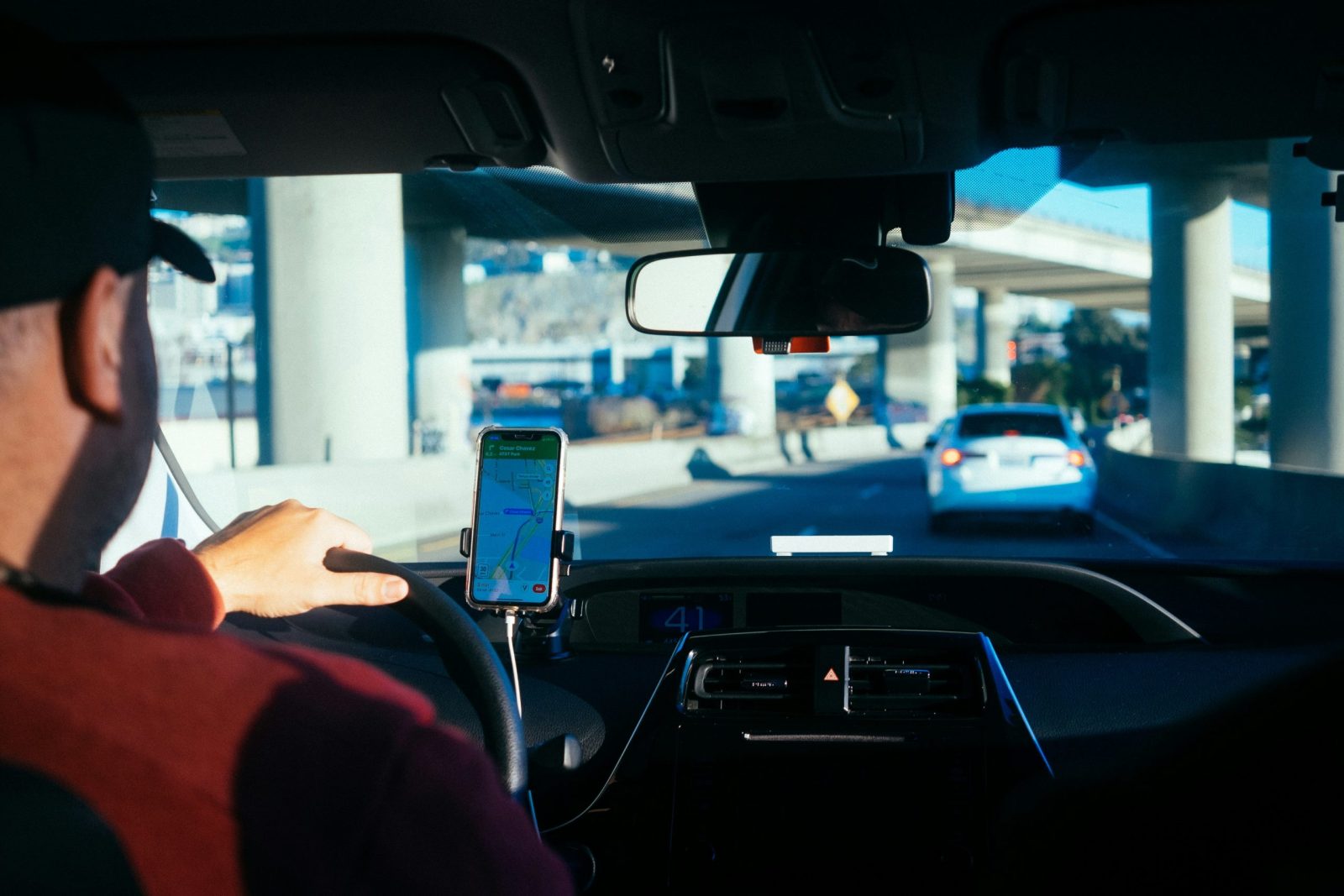Cómo evitar fraudes en taxis y renta de autos al viajar