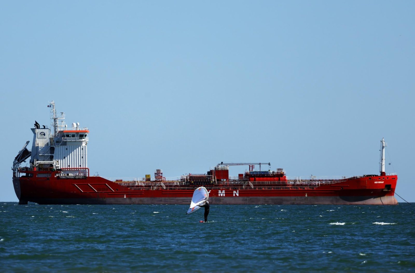 Conflicto entre Yemen y Arabia Saudí sube precios del petróleo: Barril de Brent cierra en 106.6 dólares