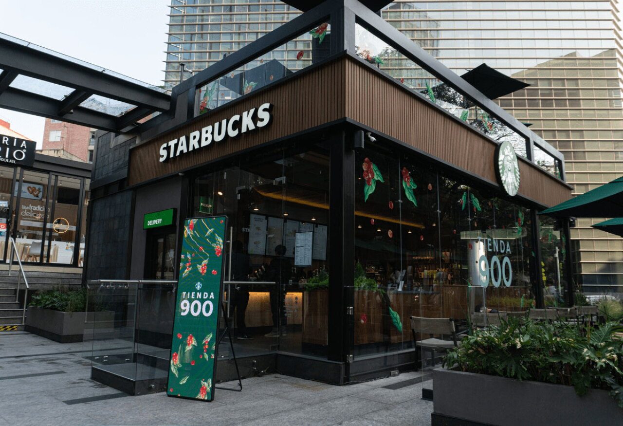Consigue el vaso de Snoopy x Starbucks: estas son las horas con menos gente en las cafeterías