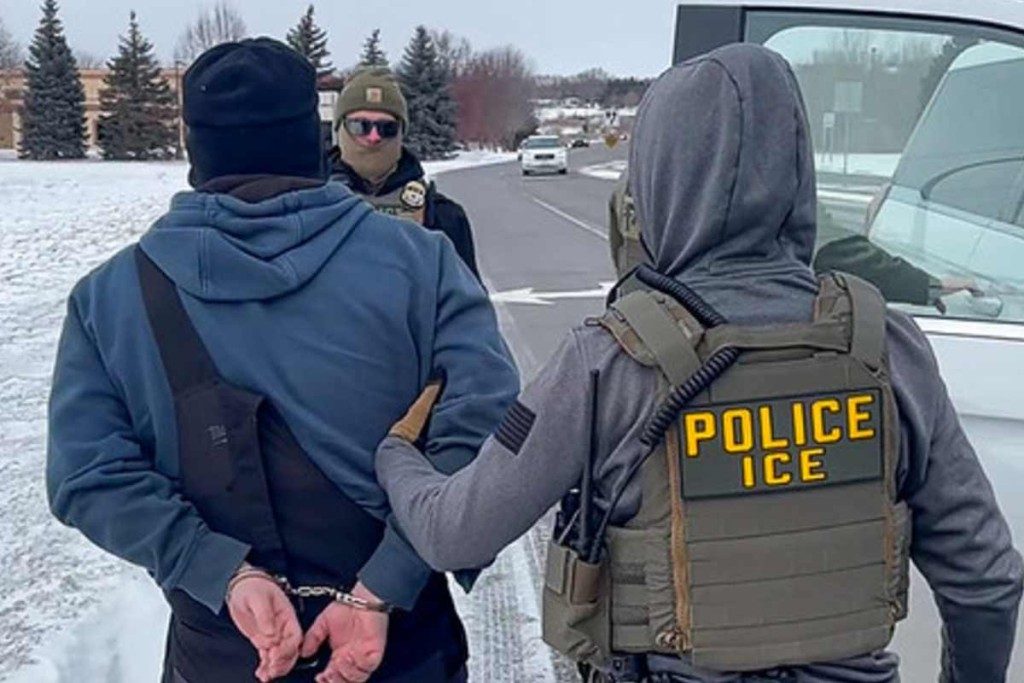 Despidos silenciosos en el ICE; denuncian fallas en controles de confianza y mal desempeño