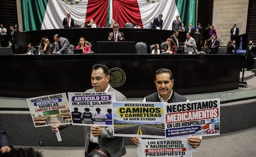 Diputados del PRI protestan durante comparecencia de Edgar Amador; piden más recursos para medicamentos y carreteras