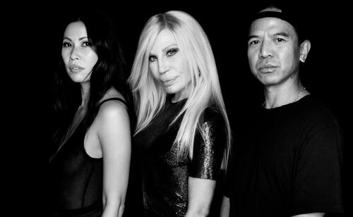 Donatella Versace regresa con una nueva marca junto a REVOLVE