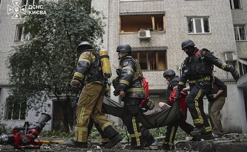 Dron ruso impacta junto a edificio de oficinas en Kiev; reportan 3 muertos y 7 heridos