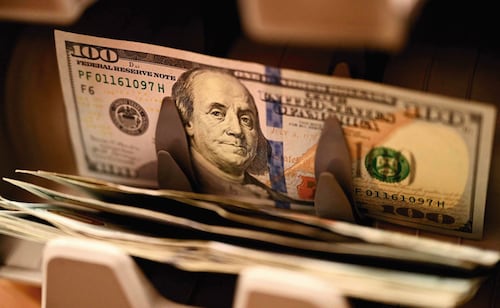 El dólar rasguña los 18 pesos; se dispara 30 centavos en dos días