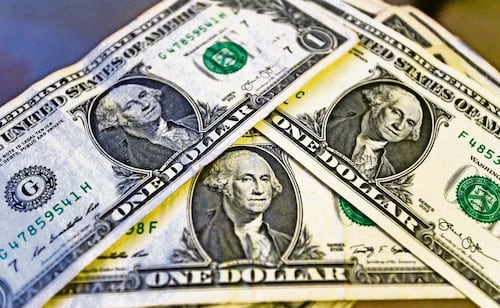 El dólar toma vuelo por alza de tasa de interés en EU