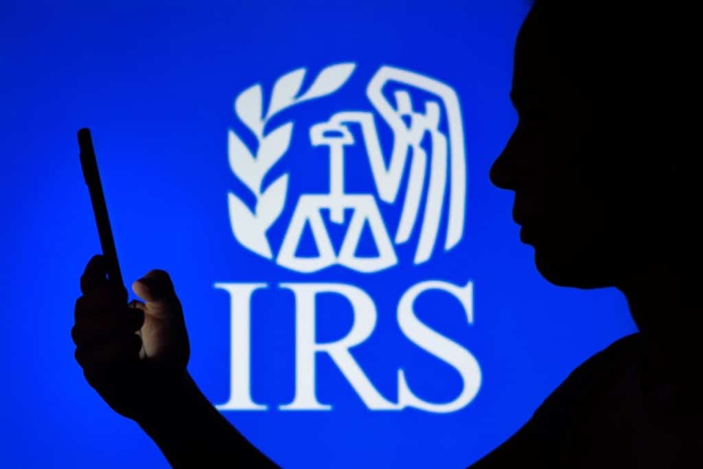 El IRS no entregará datos de indocumentados al ICE: Tribunal de EU frena el rastreo de migrantes
