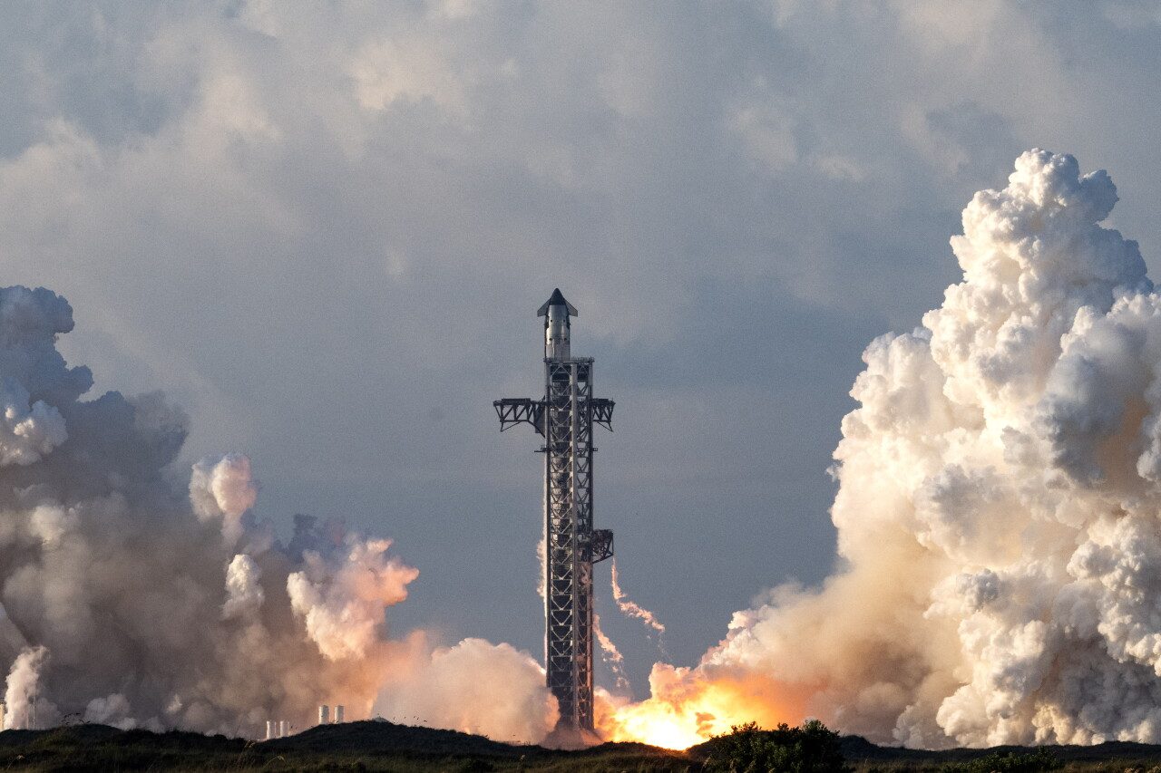 El megacohete de Elon Musk alcanza la órbita por primera vez y abre una nueva era para SpaceX rumbo a la Luna